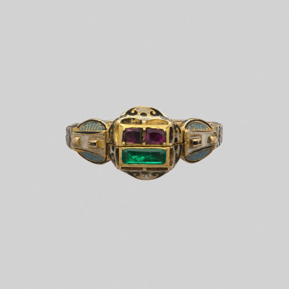 16 世纪下半叶的双环戒（gimmel ring），金质，镶红宝石与祖母绿