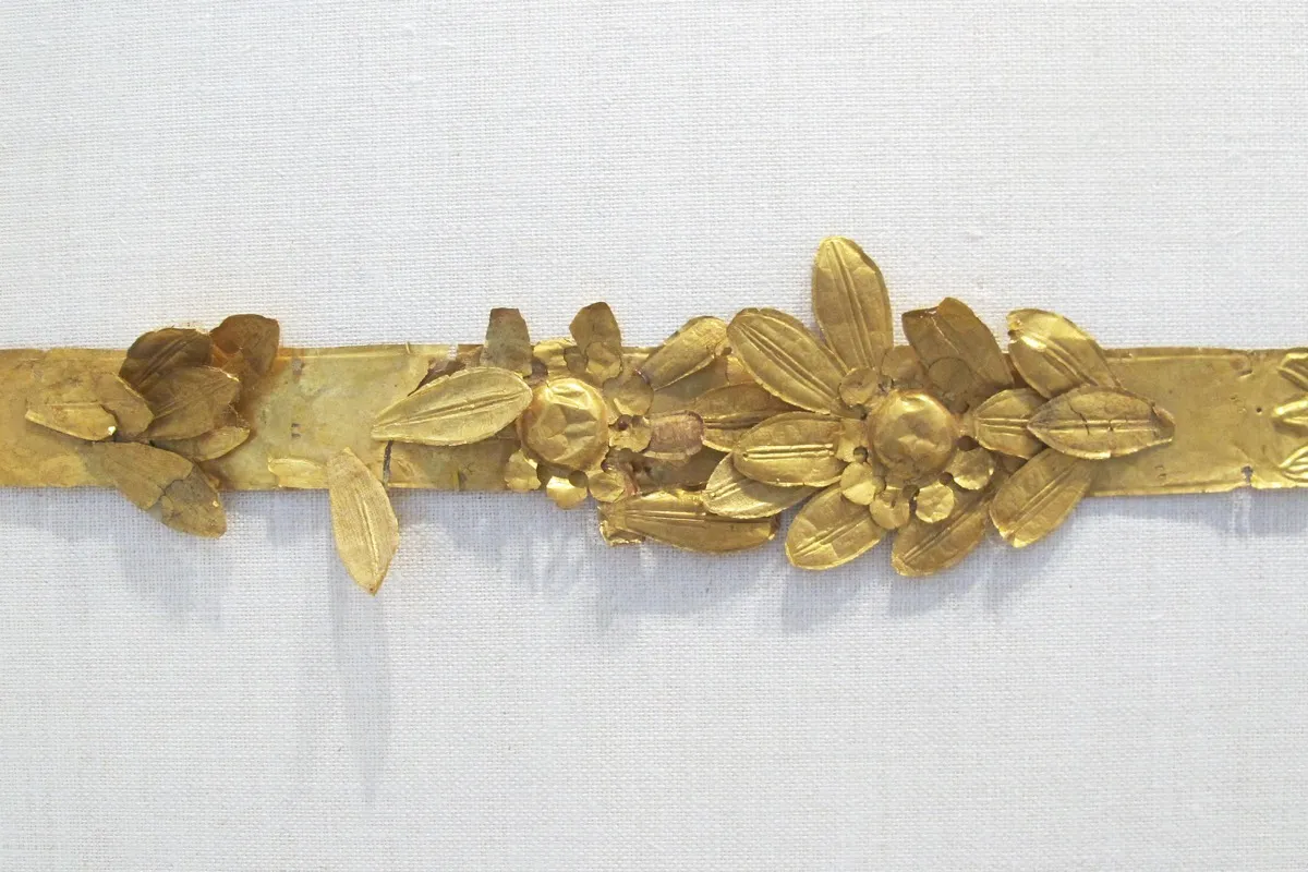 伊特鲁里亚黄金花冠，槲叶与浆果纹样，公元前 4–3 世纪